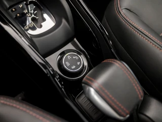 Peugeot 2008 Automaat (PANORAMADAK, APPLE CARPLAY, NAVIGATIE, CLIMATE, STOELVERWARMING, LEDER, SPORTSTOELEN, GETINT GLAS, CRUISE, LM VELGEN, NIEUWSTAAT) - afbeelding nr 27