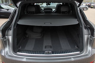 Porsche Cayenne Porsche Cayenne 3.0 E-Hybrid / Trekhaak / Panoramadak / 360Camera / Head-up / 21'' / Keyless / Bose / Sportchrono / Softclose / Stuurverwarming / Leder / Cruise Control - afbeelding nr 16