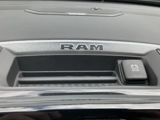 Dodge Ram 1500 Dodge Ram 1500 5.7 V8 4x4 Crew Cab Laramie Pano Full Navi SideSteps Trekhaak Luchtvering - afbeelding nr 31