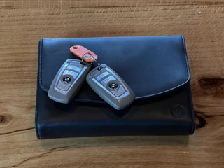 BMW 5 Serie BMW 5-serie 528xi High Executive, NL AUTO, NAP, PANO, NAVI, CRUISE, ECC-AIRCO, HUD, DODEHOEK, COMFORT STOELEN, CAMERA, LICHTMETAAL 17