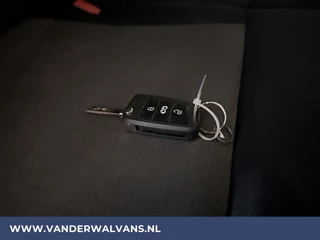 Volkswagen Crafter Volkswagen Crafter 2.0 TDI 140pk L3H3 L2H2 Euro6 Airco | Camera | Apple Carplay | Android Auto Parkeersensoren, Bijrijdersbank - afbeelding nr 16