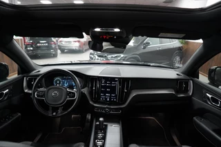 Volvo XC60 Volvo XC60 2.0 T8 AWD R-Design Lucht|Pano|Memory|Leder|Dodehoeksdetectie|Camera - afbeelding nr 10