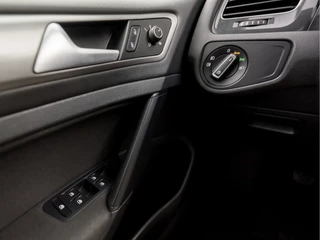 Volkswagen Golf Volkswagen Golf 1.0 TSI Sportline (APPLE CARPLAY, GROOT NAVI, CLIMATE, STOELVERWARMING, DYNAMISCHE KNIPPERLICHTEN, MASSAGE, ALCANTARA, ADAPTIVE CRUISE, PARKEERSENSOREN, GETINT GLAS, LM VELGEN, NIEUWSTAAT) - afbeelding nr 24