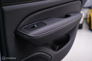 Volvo V60 Volvo V60 2.0 T8 Recharge AWD R-Design | NL auto | DAB+ | CarPlay | Adaptive | Blis | Rijklaar | - afbeelding nr 35