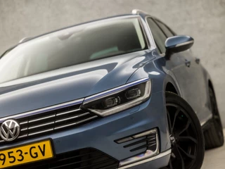 Volkswagen Passat 218Pk Automaat (DIGITAL COCKPIT, APPLE CARPLAY, GROOT NAVI, CAMERA, GETINT GLAS, ALCANTARA, SPORTSTOELEN, ADAPTIVE CRUISE, STOELVERWARMING, LED KOPLAMPEN, KEYLESS, NIEUWSTAAT) - afbeelding nr 17