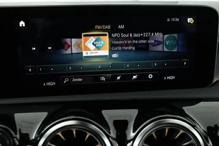 Mercedes-Benz A-Klasse Mercedes-Benz A-klasse 250e AMG Night | Stoelverwarming | Carplay |  Widescreen | Sfeerverlichting | Camera | Leder/Alcantara | Navigatie | Full LED - afbeelding nr 23