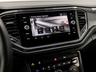 Volkswagen T-Roc Volkswagen T-Roc 1.5 TSI Sport 150Pk (VIRTUAL COCKPIT, APPLE CARPLAY, GROOT NAVI, CAMERA, LED KOPLAMPEN, SPORTSTOELEN, ADAPTIVE CRUISE, MODE KNOP, STOELVERWARMING, NIEUWE APK, NIEUWSTAAT) - afbeelding nr 28