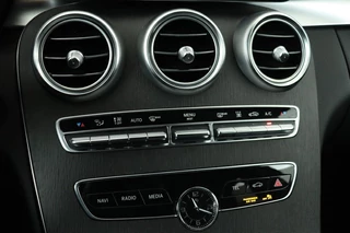 Mercedes-Benz C-Klasse Mercedes-Benz C-klasse 300e AMG Night | Carplay | 360 camera | Trekhaak | Stoelverwarming | Keyless | Leder/Alcantara | Full LED | Navigatie - afbeelding nr 26