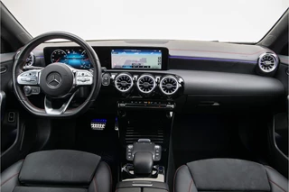 Mercedes-Benz CLA Mercedes-Benz CLA 180 AMG Widescreen, Sfeerverlichting, Camera, 19
