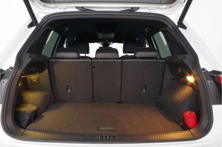 Volkswagen Tiguan Volkswagen Tiguan 1.5 TSI R-Line > IQ.Light/trekhaak/20 inch Suzuka/Black Style Design-pakket... - afbeelding nr 13