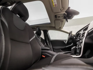 Volvo V40 Automaat (PANORAMADAK, NAVIGATIE, CAMERA, GETINT GLAS, STOELVERWARMING, SPORTSTOELEN, KEYLESS, LED KOPLAMPEN, PARKEERSENSOREN, NIEUWSTAAT) - afbeelding nr 8
