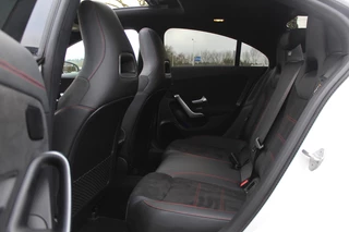 Mercedes-Benz A-Klasse Mercedes-Benz A-Klasse 180 Business Solution AMG / Panoramadak / Camera / Sfeerverlichting / Apple CarPlay / 18'' / DAB / Stoelverwarming / Cruise Control - afbeelding nr 11
