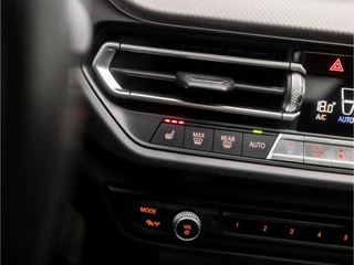 BMW 2 Serie Automaat (PANORAMADAK, M PAKKET, APPLE CARPLAY, HEAD-UP DISPLAY, MEMORY SEATS, STUUR/STOELVERWARMING, ADAPTIVE CRUISE, HARMAN/KARDON, CAMERA, 19'' VELGEN, NIEUWSTAAT) - afbeelding nr 11
