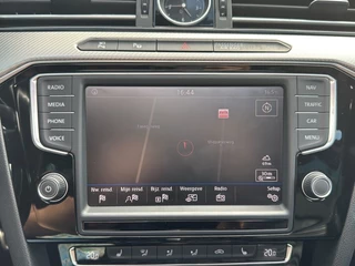 Volkswagen Passat Volkswagen Passat 1.8 TSI DSG R-LINE PANO-DAK/TREKHAAK/360-CAMERA/LEDER/NAVI/ACC/CARPLAY - afbeelding nr 21