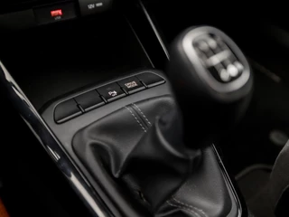 Kia Stonic (APPLE CARPLAY, GROOT NAVI, CLIMATE, ADAPTIVE CRUISE, SPORTSTOELEN, KEYLESS, CAMERA, GETINT GLAS, LM VELGEN, NIEUWSTAAT) - afbeelding nr 28