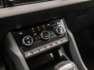 Škoda Karoq 150Pk Automaat (APPLE CARPLAY, GROOT NAVI, CAMERA, TREKHAAK, SPORTSTOELEN, GETINT GLAS, PARKEERSENSOREN, CRUISE, NIEUWSTAAT) - afbeelding nr 9