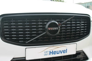 Volvo XC60 Volvo XC60 T6 Recharge AWD R-Design | Panoramadak | Parkeercamera | HUD | Pilot Assist | BLIS | Stoelverwarming | Trekhaak | Glossy Black | Keyless - afbeelding nr 7