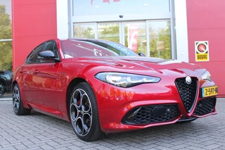 Alfa Romeo Giulia Alfa Romeo Giulia 2.0 T 280PK GME AWD VELOCE | ROSSO ETNA | HARMAN KARDON PREMIUM AUDIO | RIJASSISTENPAKKET | DODEHOEK DETECTIE | ELEKTRISCH BEDIENBARE VOORSTOELEN MET GEHEUGEN FUNCTIE | LEDEREN BEKLEDING | FULL LED KOPLAMPEN | NAVIGATIE | APPLE CARPLAY/ANDROID AUTO | PARKEERSENSOREN VOOR EN ACHTER | 19