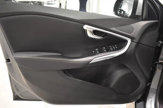 Volvo V40 Volvo V40 T3 153pk Polar+ Sport | Panodak | Camera | Keyless | Styling Kit - afbeelding nr 18