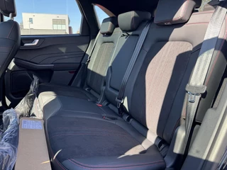 Ford Kuga Ford Kuga 2.5 PHEV ST-Line X SCI | 243pk |  Panoramadak + Technology Pack + Winter Pack + Wegklapbare trekhaak + 19 inch lichtmetalen velgen | Agate black | 2.100 kg trekgewicht - afbeelding nr 10