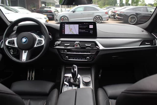 BMW 5 Serie BMW 5 Serie Touring 530e Business Ed. M Sport / Trekhaak / Panoramadak / Head-up / 19'' / Laser LED / Sfeerverlichting / Leder / Safety-pack / Stuurverwarming / Cruise Control - afbeelding nr 2