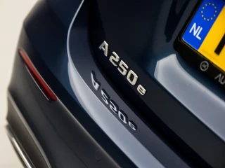Mercedes-Benz A-Klasse 218Pk Automaat (SCHUIFDAK, APPLE CARPLAY, SFEERVERLICHTING, MEMORY SEATS, CAMERA, BURMESTER, LEDER/ALCANTARA, ADAPTIVE CRUISE, GETINT GLAS, NIEUWSTAT) - afbeelding nr 36