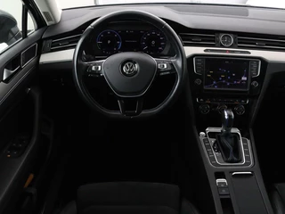 Volkswagen Passat Volkswagen Passat 1.4 TSI GTE | Panoramadak | Stoelverwarming |  Trekhaak | Adaptive cruise | Camera | Carplay | Leder/Alcantara | Full LED | Virtual Cockpit - afbeelding nr 3