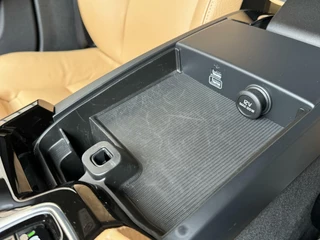 Volvo V60 Volvo V60 2.0 T6 Twin Engine AWD 253pk | Comfortstoelen leer | Stoelverwarming | Navigatiesysteem | Trekhaak uitklapbaar | 18 inch lichtmetalen velgen | Apple CarPlay | LED verlichting | Getint glas achter | Parkeersensoren achter - afbeelding nr 23