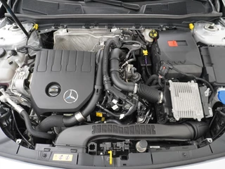 Mercedes-Benz A-Klasse Mercedes-Benz A-Klasse A180 AMG // Multibeam LED // Sfeerverlichting // Adaptief Onderstel // 19