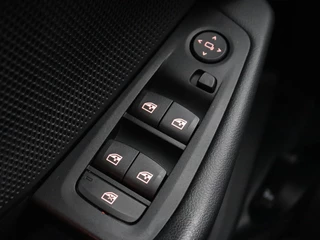 BMW 1 Serie BMW 1-serie 118i M Sport | Trekhaak | Carplay | Navigatie |  Sportstoelen | Half leder | Full LED | Climate control | Parkeerhulp - afbeelding nr 32