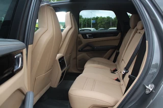 Porsche Cayenne Porsche Cayenne 3.0 E-Hybrid Platinum Edition / Trekhaak / Panoramadak / 360Camera / 22'' / Matrix LED / Luchtvering / Sportdesign / Sportchrono / Keyless / Stoelventilatie / Stuurverwarming / Dodehoek / DAB / ACC - afbeelding nr 11