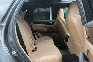 Porsche Cayenne Porsche Cayenne 3.0 E-Hybrid Platinum Edition / Trekhaak / Panoramadak / 360Camera / 22'' / Matrix LED / Luchtvering / Sportdesign / Sportchrono / Keyless / Stoelventilatie / Stuurverwarming / Dodehoek / DAB / ACC - afbeelding nr 12