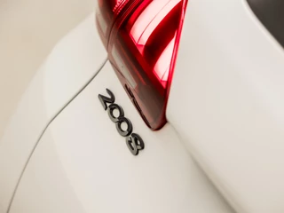 Peugeot 2008 Automaat (APPLE CARPLAY, NAVIGATIE, CAMERA, CLIMATE, CRUISE, SPORTSTOELEN, PARKEERSENSOREN, NIEUWE APK, NIEUWSTAAT) - afbeelding nr 30