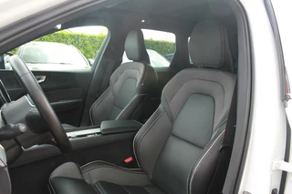 Volvo XC60 Volvo XC60 T6 Recharge AWD R-Design | Panoramadak | Parkeercamera | HUD | Pilot Assist | BLIS | Stoelverwarming | Trekhaak | Glossy Black | Keyless - afbeelding nr 17