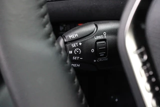Peugeot 2008 Peugeot 2008 1.2 100PK ALLURE PACK | TREKHAAK | NAVIGATIE | APPLE CARPLAY/ANDROID AUTO | 3-D INSTRUMENTENPANEEL | ACHTERUITRIJ CAMERA | CRUISE CONTROL | LED KOPLAMPEN | CLIMATE CONTROL | 17