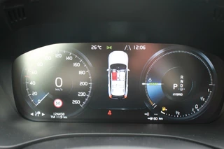 Volvo XC60 Volvo XC60 T6 Recharge AWD R-Design | Panoramadak | Parkeercamera | HUD | Pilot Assist | BLIS | Stoelverwarming | Trekhaak | Glossy Black | Keyless - afbeelding nr 12
