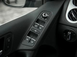 Volkswagen Tiguan Volkswagen Tiguan 1.4TSi DSG6 Cup Sport&Style | Trekhaak 1.800kg. | 2e eigenaar | Climate Control | Stoelverwarming | Parkeer pakket | Winter-pakket | Koplampsproeiers | Multifunctioneel lederen stuurwiel - afbeelding nr 44