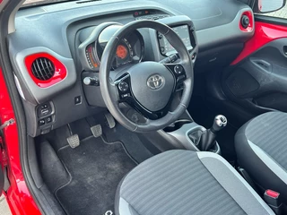 Toyota Aygo Toyota Aygo 1.0 VVT-i x-play 5-deurs | Trekhaak | NL auto | Airco - afbeelding nr 2