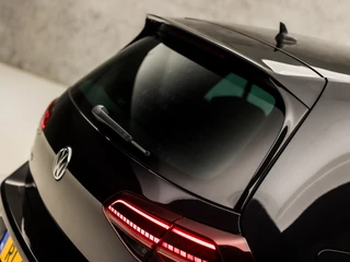 Volkswagen Golf Volkswagen Golf 1.5 TSI R-Line Sport 150Pk Automaat (VIRTUAL COCKPIT, APPLE CARPLAY, GROOT NAVI, CAMERA, LED KOPLAMPEN, ALCANTARA, ADAPTIVE CRUISE, LM VELGEN, DAB+, NIEUWE APK, NIEUWSTAAT) - afbeelding nr 34
