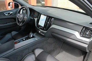 Volvo XC60 Volvo XC60 T6 Recharge AWD R-Design | Longe Range | Panoramadak | Stoelverwarming | 360° Camera | HUD | Trekhaak | Harman / Kardon | Glossy Black - afbeelding nr 23