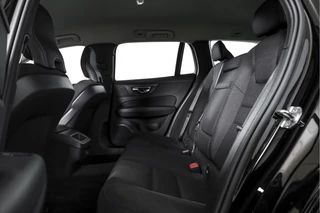 Volvo V60 Volvo V60 2.0 B3 163 PK Essential Edition - Automaat | Dig. Cockpit | Cruise | Stoel-+Stuurverw. | PDC | NAV + App. Connect | ECC | Elek. Klep | DAB | LM 17