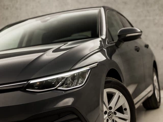 Volkswagen Golf Volkswagen Golf 1.5 TSI Sportline 150Pk (APPLE CARPLAY, GROOT NAVI, STUUR/STOELVERWARMING, SFEERVERLICHTING, SPORTSTOELEN, GETINT GLAS, KEYLESS, ADAPTIVE CRUISE, PARKEERSENSOREN, NIEUWE APK, NIEUWSTAAT) - afbeelding nr 17
