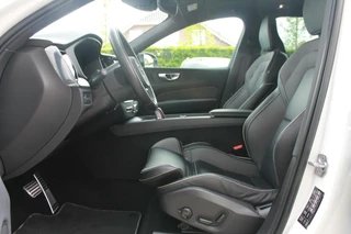 Volvo XC60 Volvo XC60 T6 Recharge AWD R-Design | Panoramadak | Parkeercamera | HUD | Pilot Assist | BLIS | Stoelverwarming | Trekhaak | Glossy Black | Keyless - afbeelding nr 16