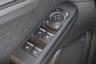 Ford Kuga Ford Kuga 1.5 EcoBoost Titanium 120pk Wegklapbare Trekhaak | Navigatie | Parkeersensoren | Apple Carplay | Metaal lak | Dealer onderhouden - afbeelding nr 35