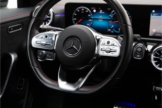 Mercedes-Benz CLA Mercedes-Benz CLA 180 AMG Widescreen, Sfeerverlichting, Camera, 19