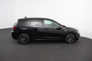 Volkswagen Golf Volkswagen Golf 1.5 eTSI 150pk Style | Sfeer verlichting | Navigatie | Climate control | Camera | Adaptive Cruise control | Led | Parkeer sensoren | Lichtmetalen Velgen - afbeelding nr 7