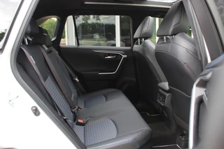 Toyota RAV4 Toyota RAV4 2.5 Hybrid AWD Bi-Tone / Trekhaak / Panoramadak / 360Camera / Leder / JBL / Keyless / 18'' / Dodehoek / DAB / Keyless - afbeelding nr 12