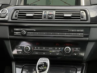 BMW 5 Serie BMW 5-serie 528xi High Executive, NL AUTO, NAP, PANO, NAVI, CRUISE, ECC-AIRCO, HUD, DODEHOEK, COMFORT STOELEN, CAMERA, LICHTMETAAL 17