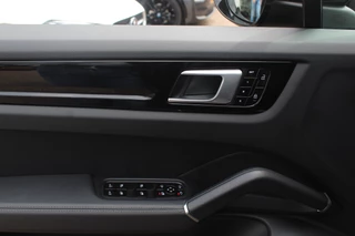 Porsche Cayenne Porsche Cayenne Coupé 3.0 / Trekhaak / Panoramadak / Camera / Luchtvering / 22'' / Bose / Stoelventilatie / Sportchrono / Stoelverwarming / DAB / ACC - afbeelding nr 39