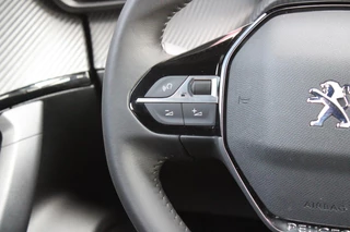 Peugeot 2008 Peugeot 2008 1.2 100PK ALLURE PACK | TREKHAAK | NAVIGATIE | APPLE CARPLAY/ANDROID AUTO | 3-D INSTRUMENTENPANEEL | ACHTERUITRIJ CAMERA | CRUISE CONTROL | LED KOPLAMPEN | CLIMATE CONTROL | 17